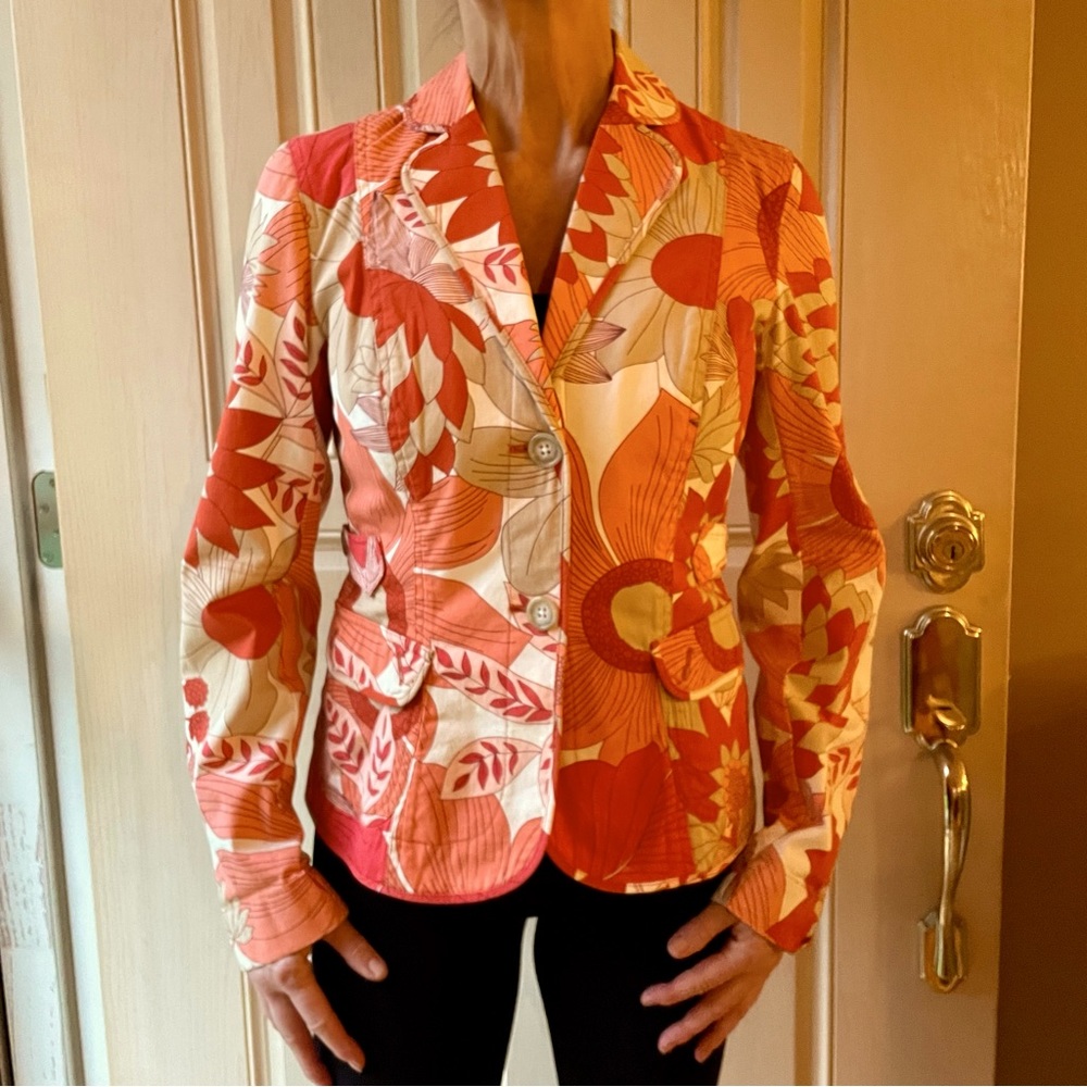 Beautifully tailored blazer, size small.